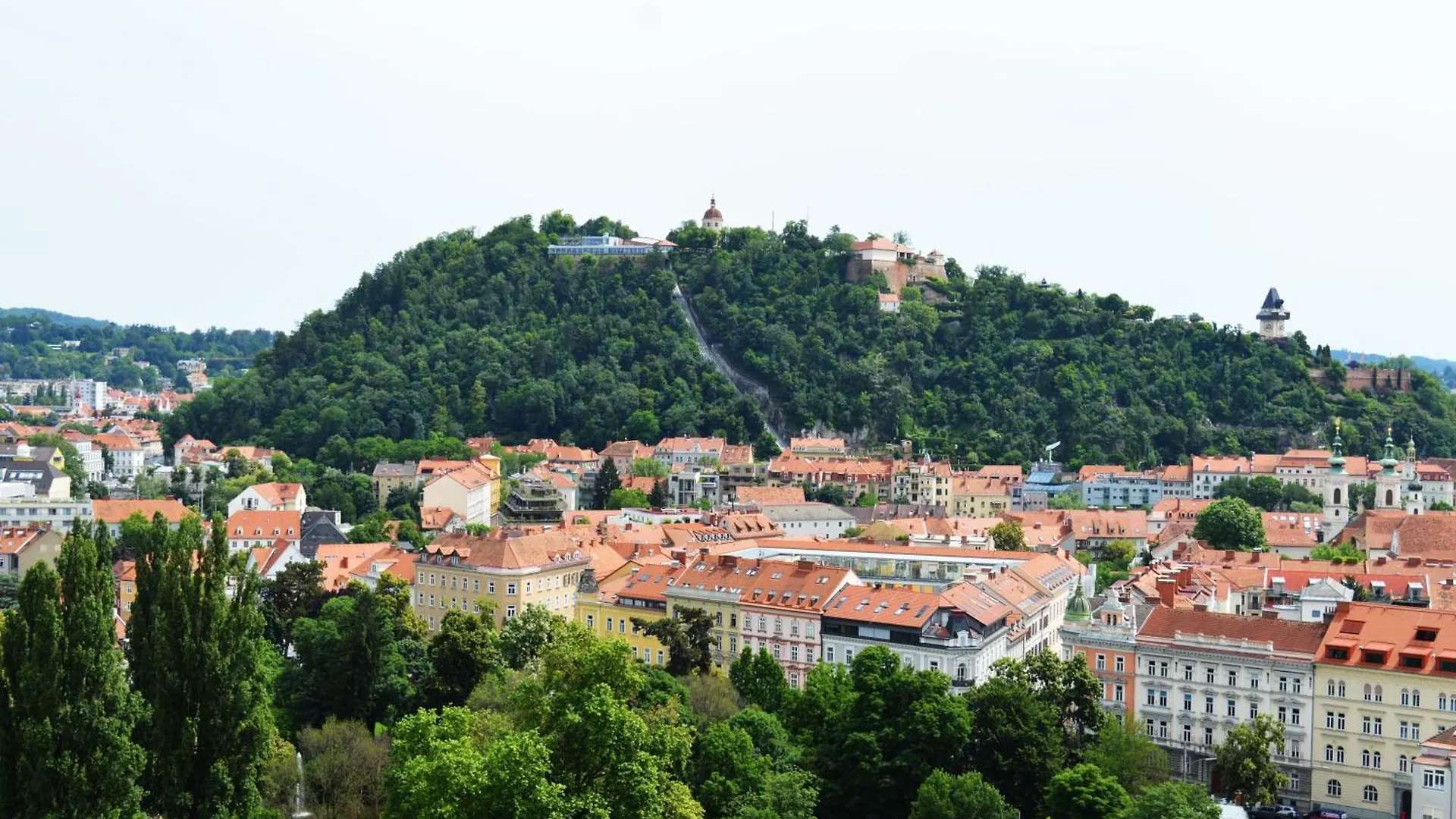 Zentrales Park-Side Apartment - 2Br - Free Parking - 2 Balkone Graz 0*,  Austria
